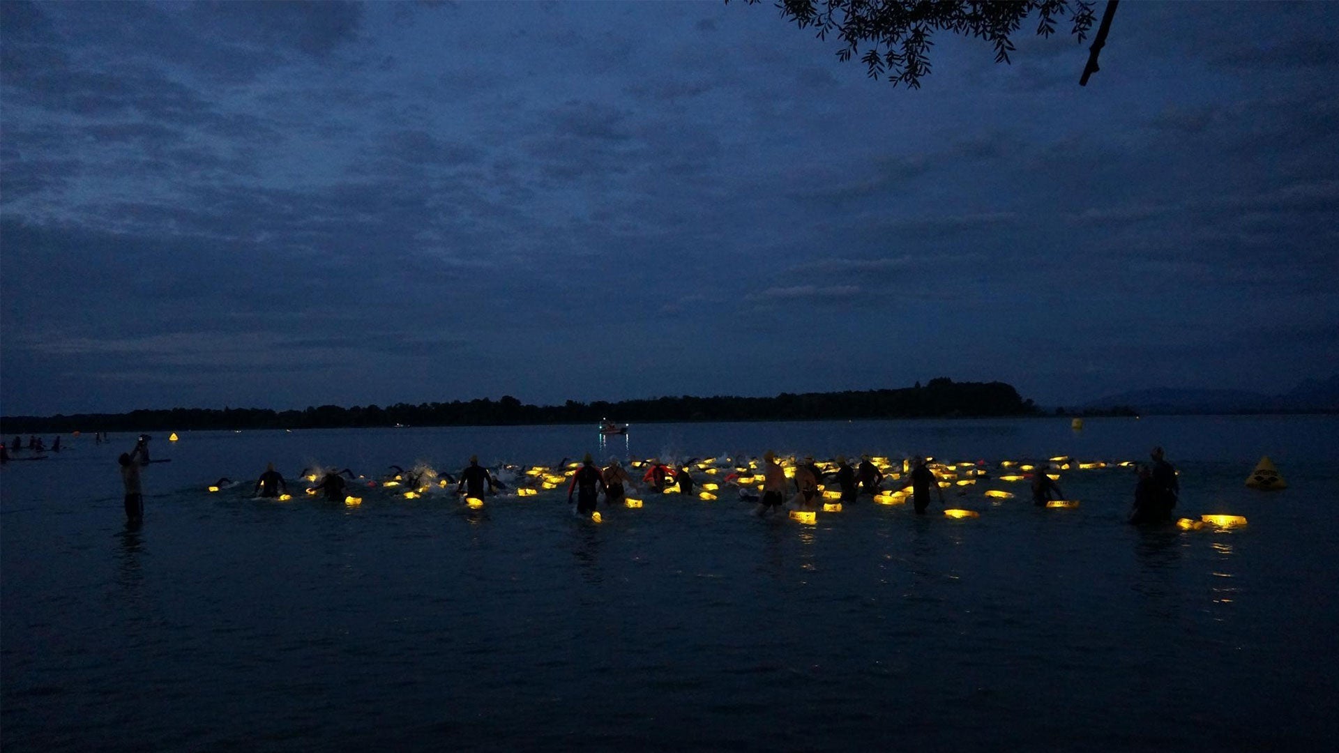 A Magical Sea of Lights at the Full Moon Swim on Lake Chiemsee – RESTUBE Ensures Visibility and Safety
