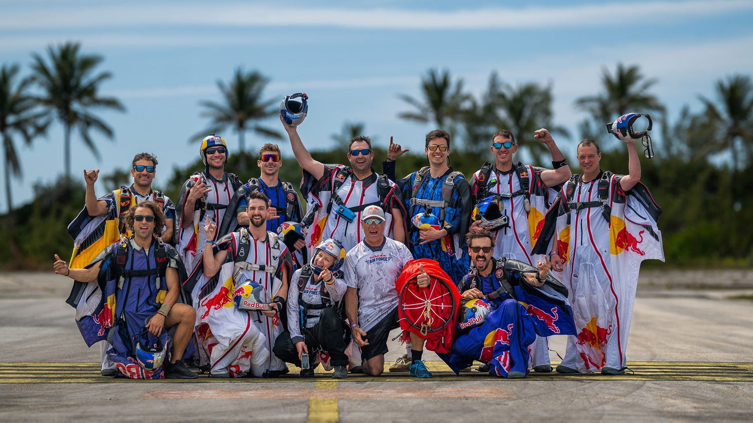 Team of wingsuit and skydiving athletes celebrating after a successful flight – equipped for performance, prepared for water landings with RESTUBE extreme. Confidence through safety.