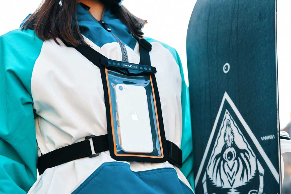 Waterproof chest bag on a snowboarder – ideal for outdoor use.