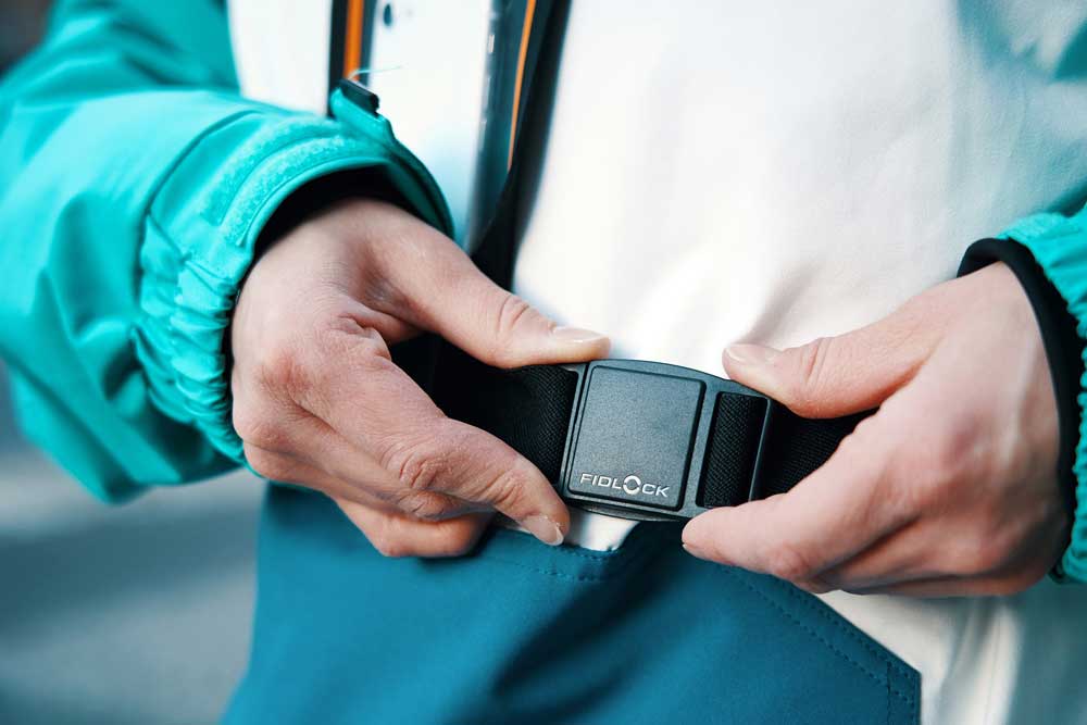 Magnetic belt fastener for FIDLOCK HERMETIC chest bag to ensure seamless and quick use.