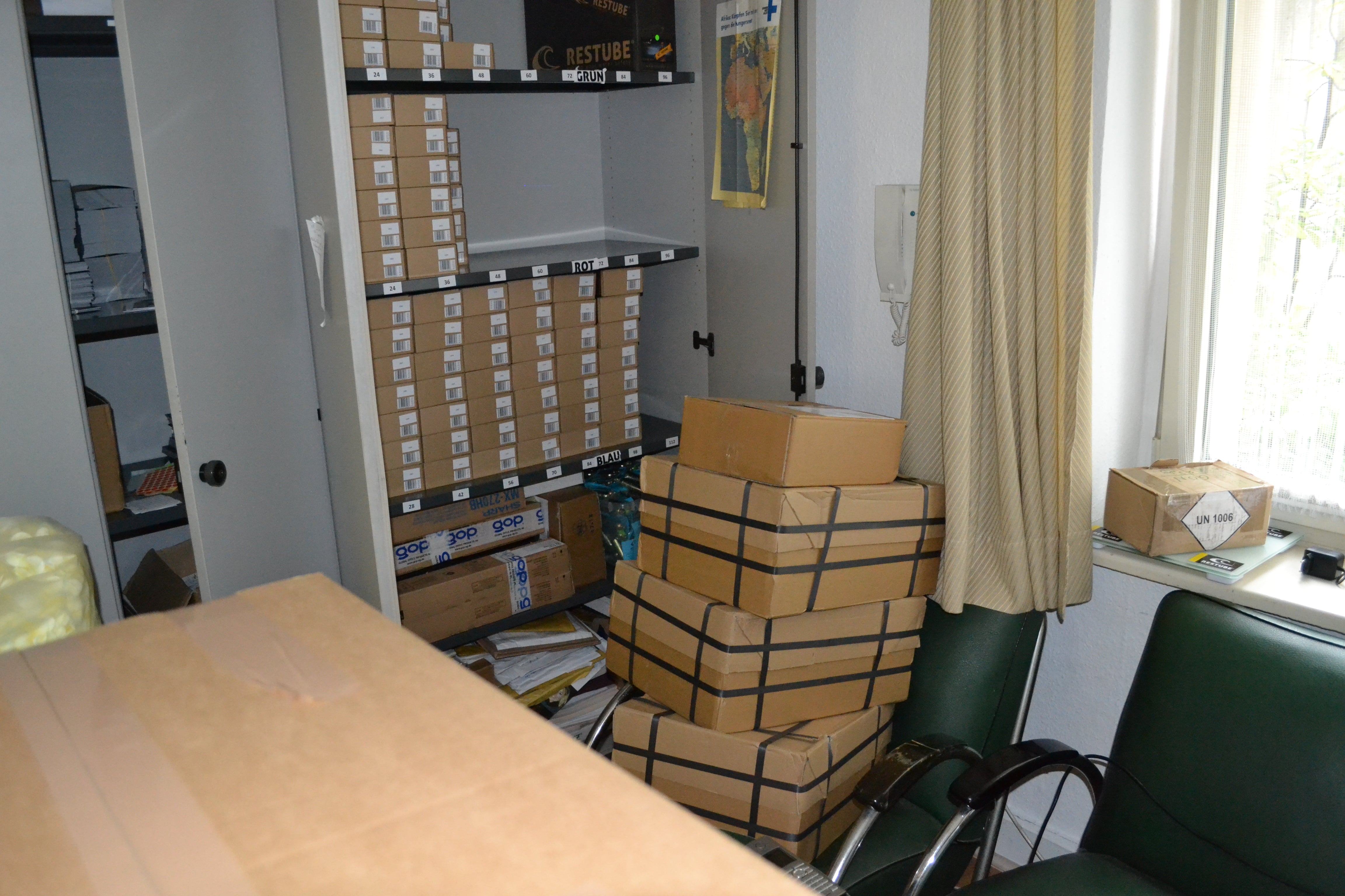 Storage room with stacked RESTUBE packages and boxes – symbolizes logistics and availability.