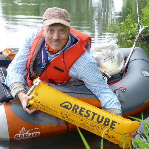 Hendrik Wiegand im Schlauchboot zeigt seine ausgelöst Restube auf dem Weg zum angeln.
