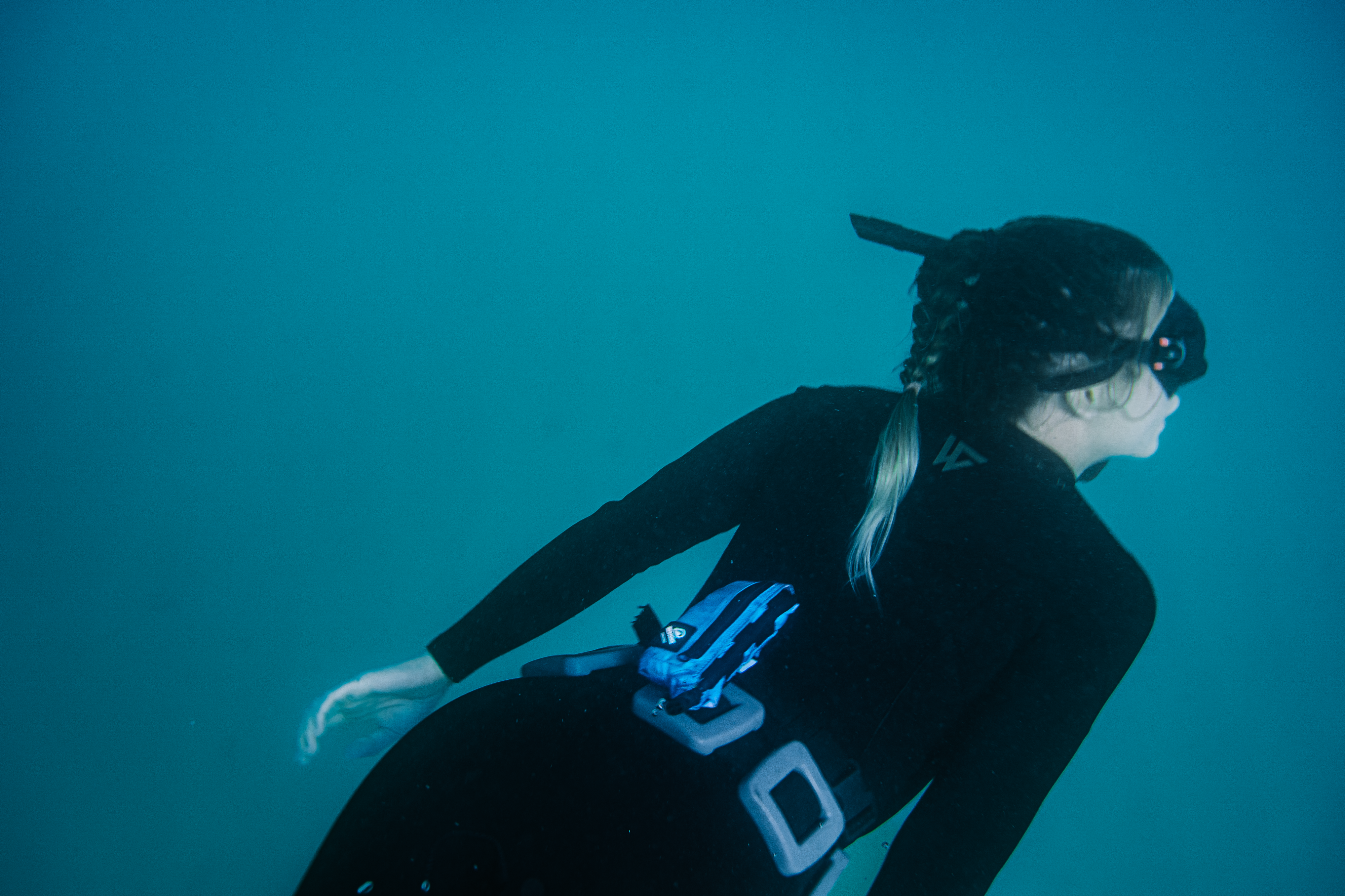 Female diver with RESTUBE buoy underwater – for safety and buoyancy.