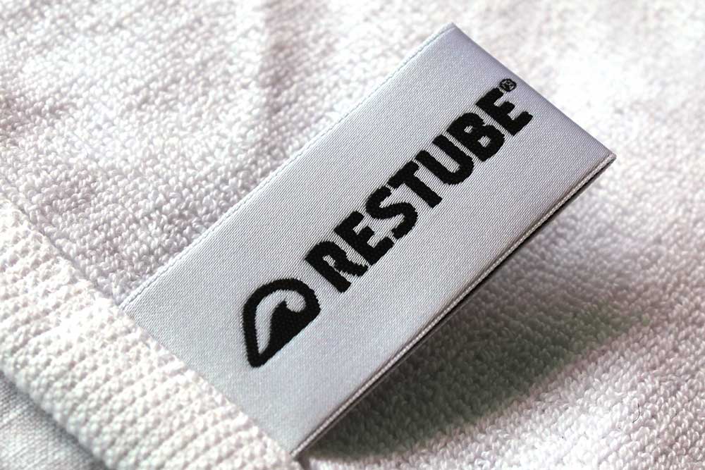 Nahaufnahme vom Etikett des Handtuch von Restube