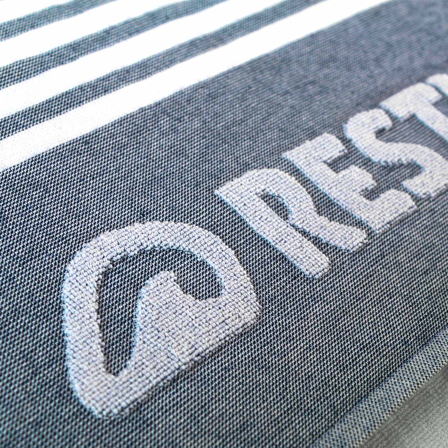 Nahaufnahme des Restube Logo auf das Handtuch gestickt
