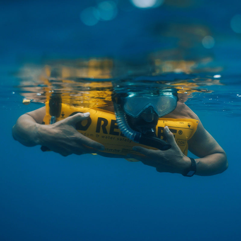 Snorkler with inflatable RESTUBE safety buoy underwater – for increased visibility and buoyancy.
