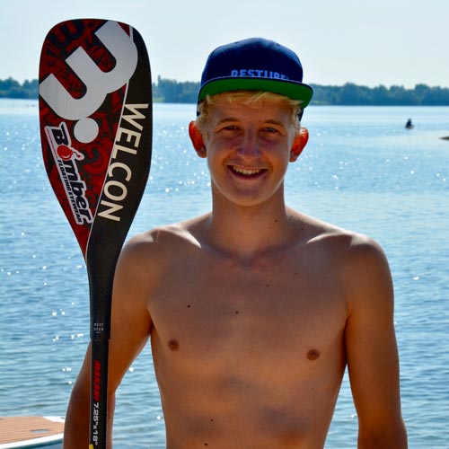 Ambassador Kimo Kersting mit Paddel und Restube-Cappy am Wasser