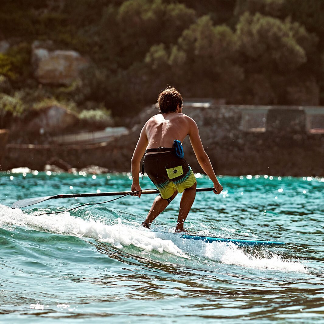 Stand up Paddler auf Welle mit Restube extreme