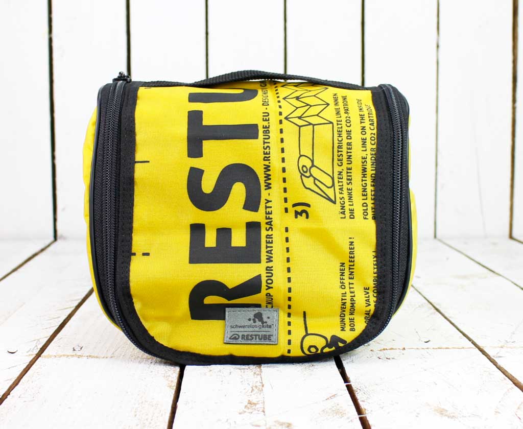 Waschtasche gelb und schwarz von Restube und Schwerelosigkite aus recycelten Restube Schwimmbojen