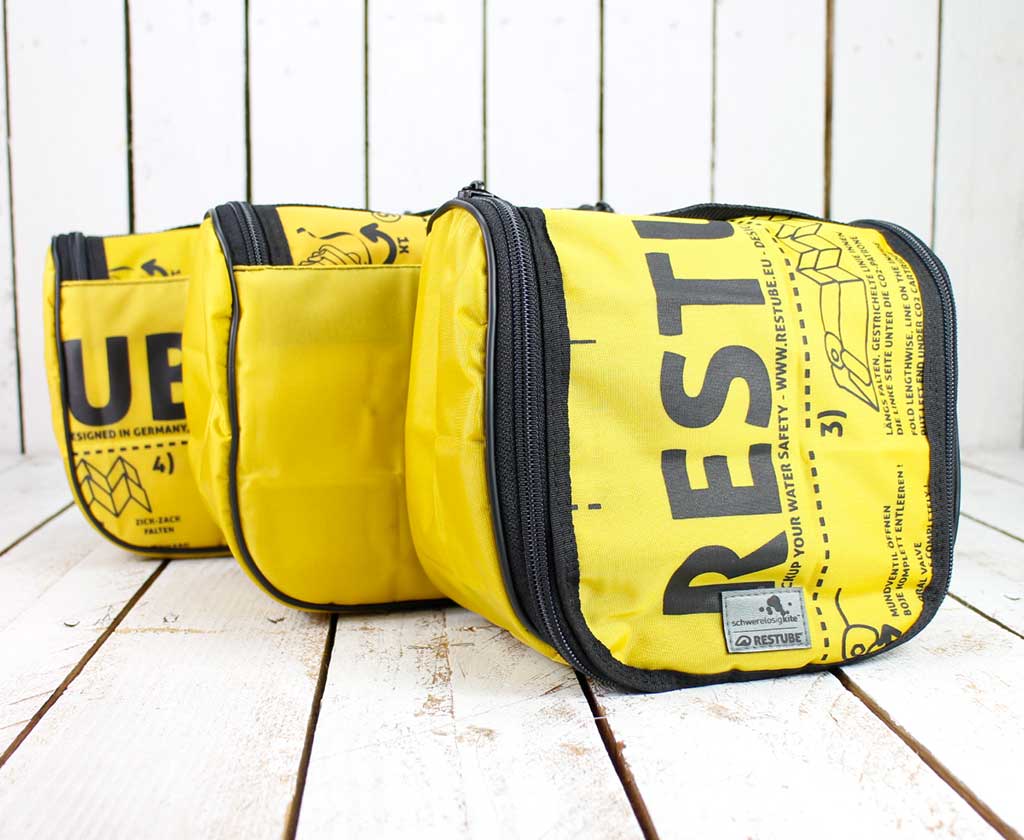 Drei versetzt aufgestellte Waschtaschen von Restube und Schwerelosigkite