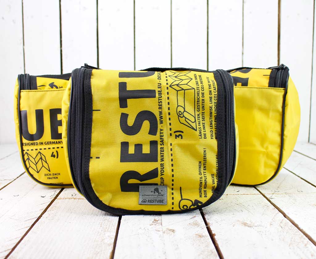 Drei Restube und Schwerelosigkite Waschtaschen im Dreieck aufgestellt