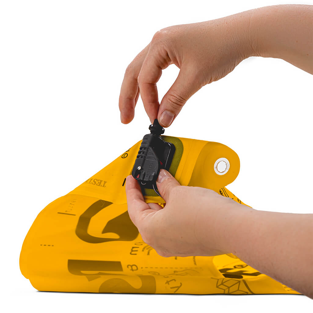 Zeigt das Einschrauben des Triggerprotectors in den Auslöser