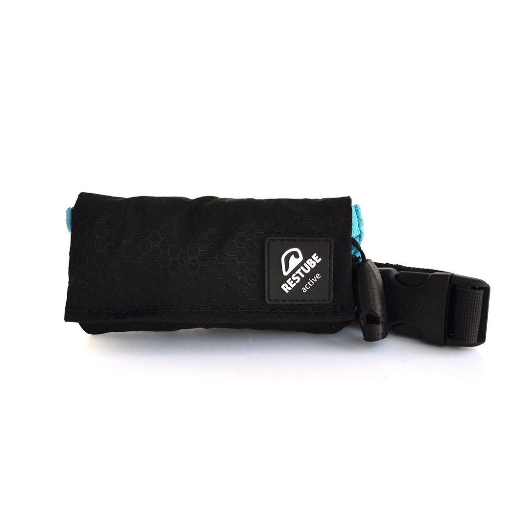 Restube active verpackt in schwarzer Tasche mit Pfeife