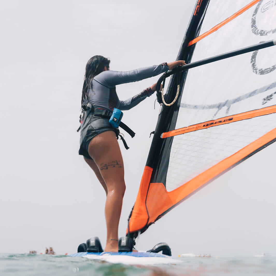Frau Windsurft mit Restube extreme