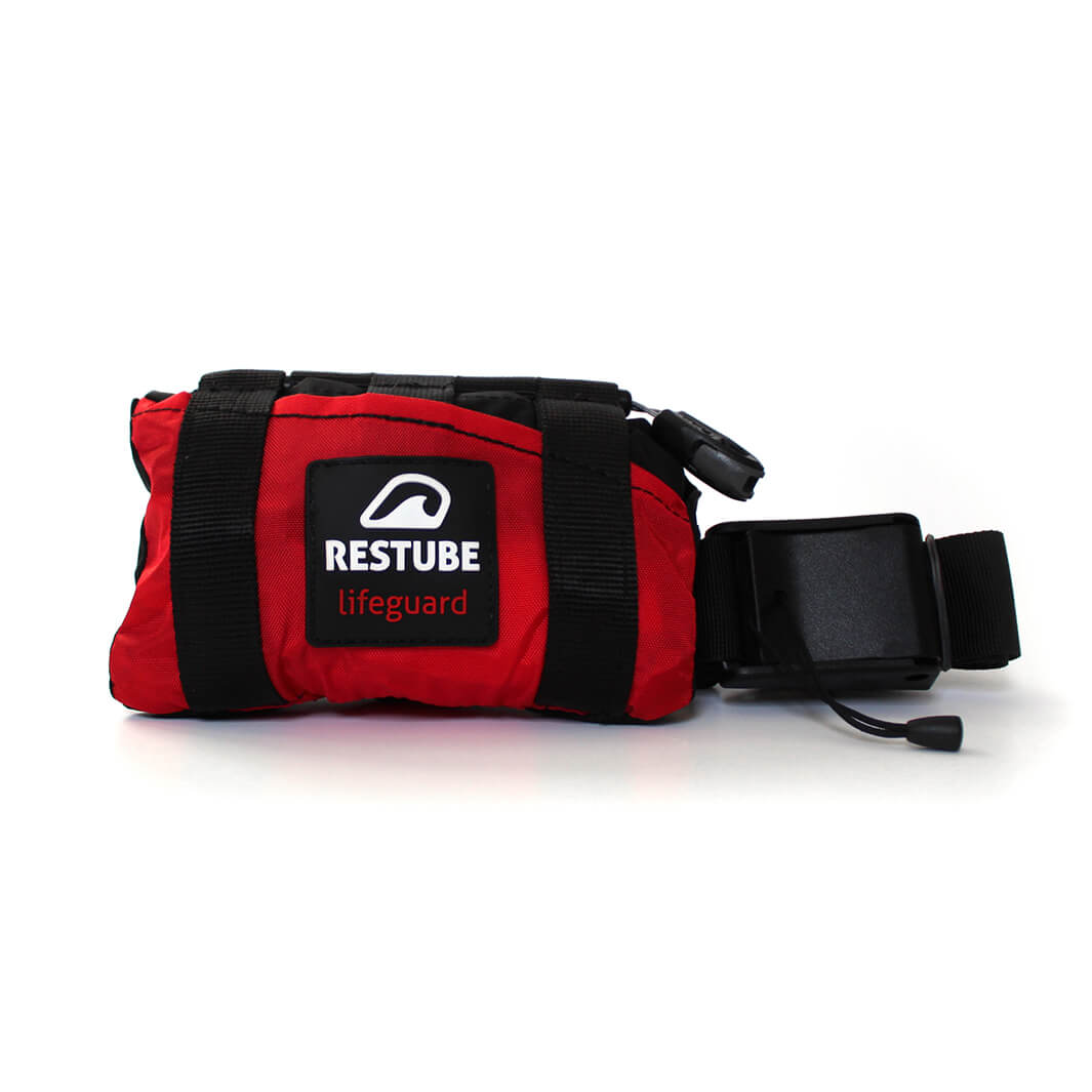 Restube lifeguard verpackt in roter Tasche