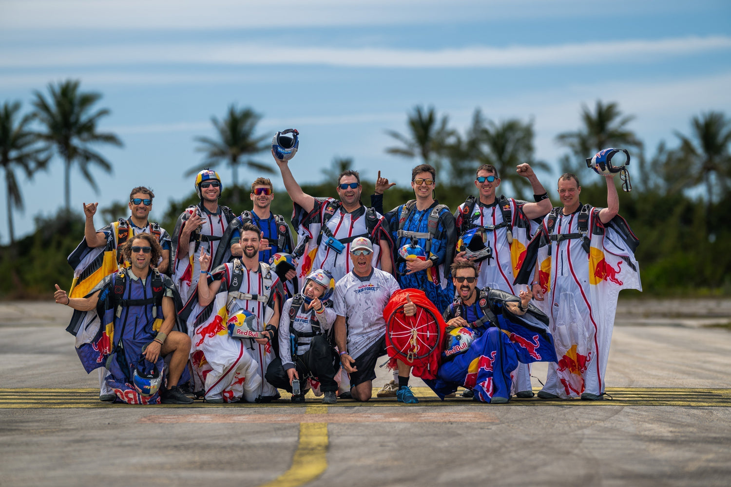 Team of wingsuit and skydiving athletes celebrating after a successful flight – equipped for performance, prepared for water landings with RESTUBE extreme. Confidence through safety.