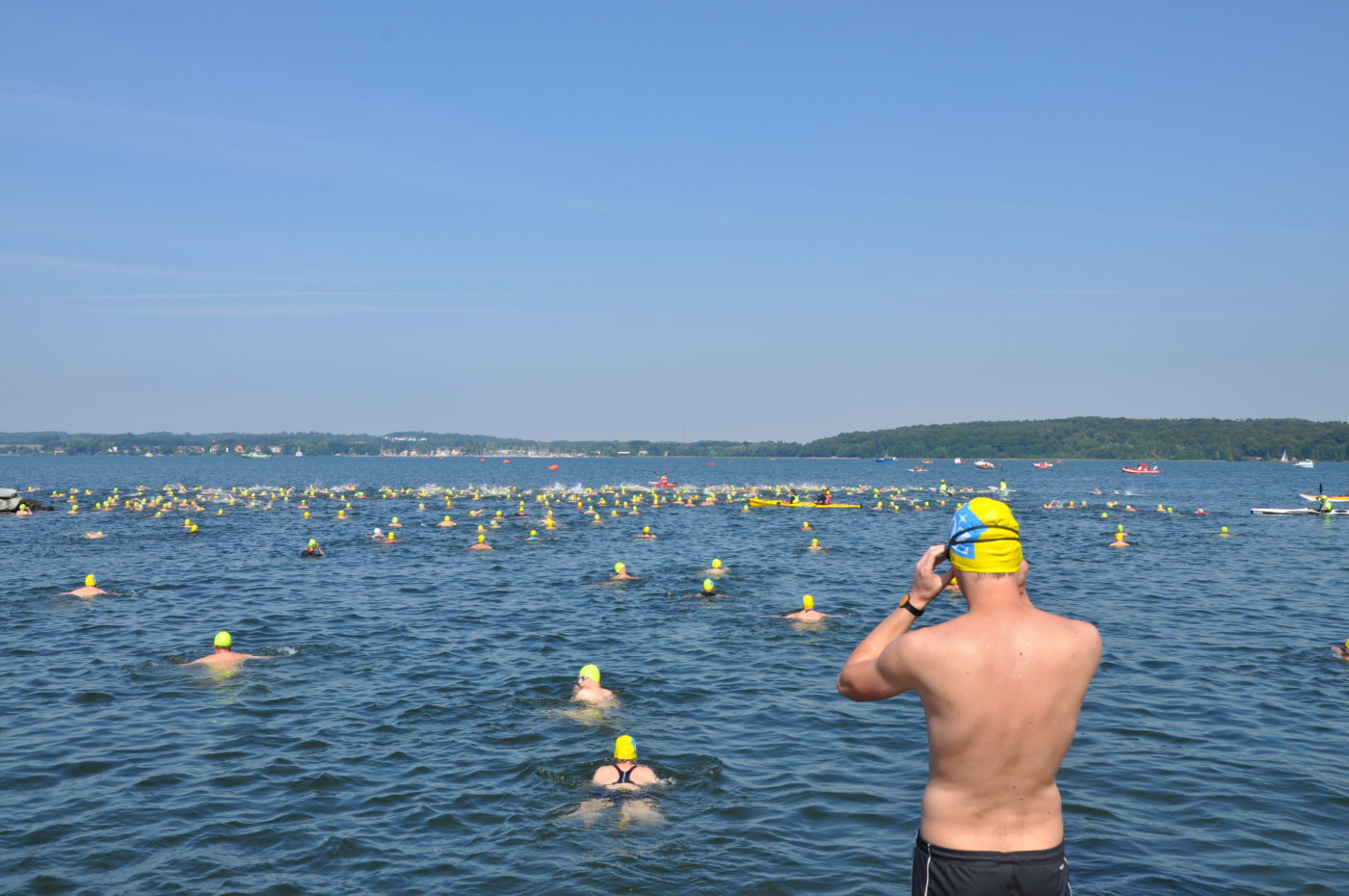 many people participating at the vilm swimming event on the island rügen