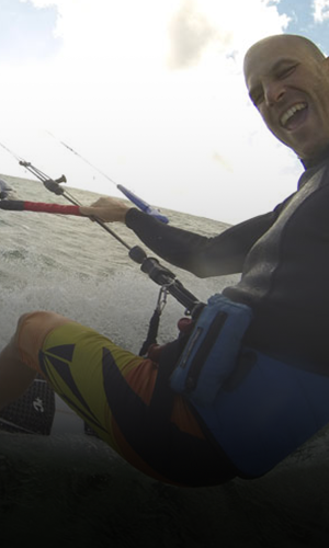 Dominik Zimmermann beim Kite surfen mit Restube. Safty First.