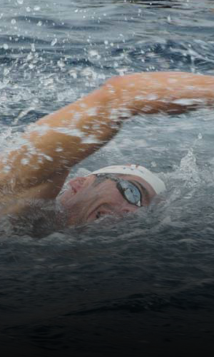 Olympischer Schwimmer Loic Branda beim Kraul schwimmen