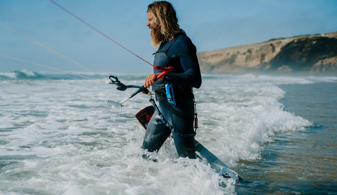 Kite surfen mit Restube extreme befestigt am Harness am Strand