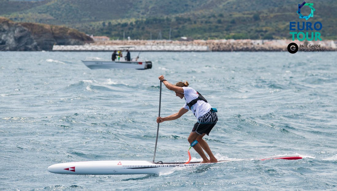 Restube Safety Partner Euro Tour SUP, Mann auf festen Stand up Paddle Board auf welligem Wasser 