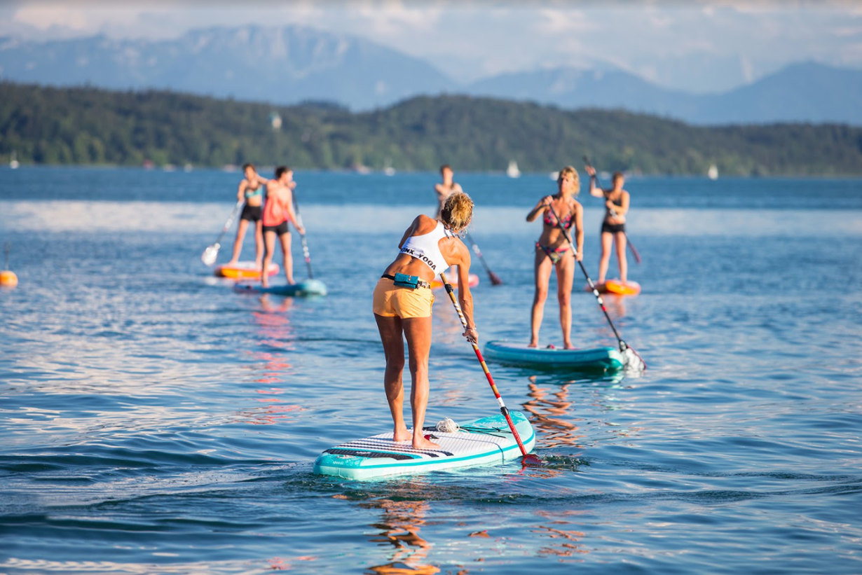 Viele SUPer*innen auf einem See