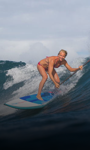 Sonni Hönscheid beim Wellenreiten mit einem SUP Board