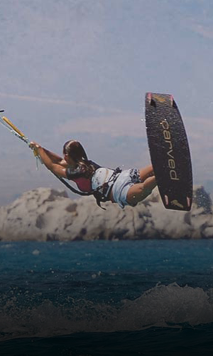 Stella Groschupf fliegt beim Kite surfen über das Wasser