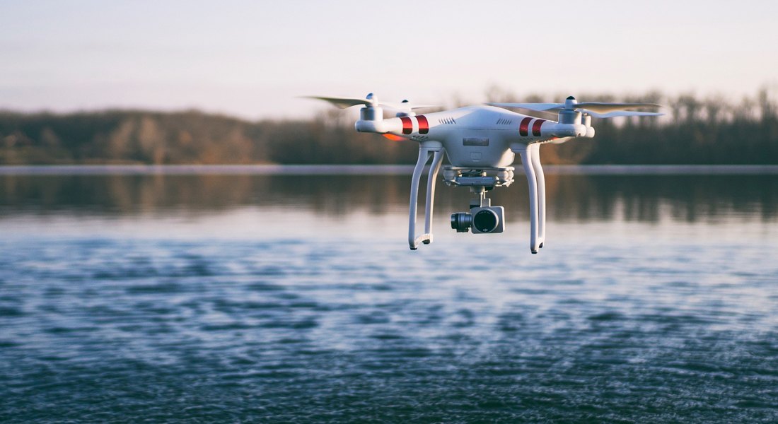 Fliegende Drohne mit Kamera über dem Wasser