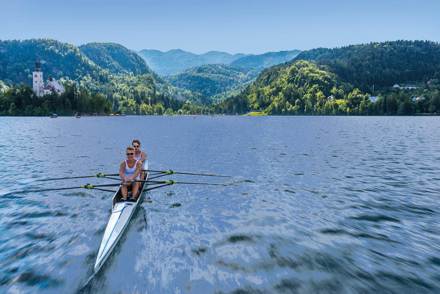 Rudern mit Restube über den See, Berge im Hintergrund