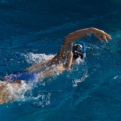 Schwimmer beim kraulen mit AMEO Powerbreather Wave, der Vorteil man muss den Kopf nicht drehen