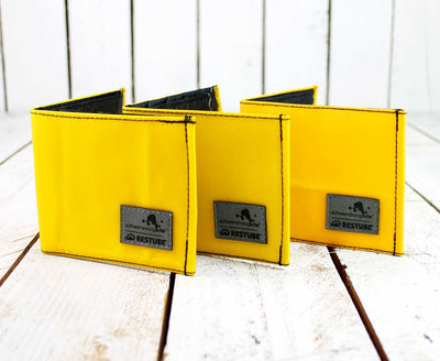 Drei Geldbörsen in der Farbe gelb von Restube und Schwerelosigkite